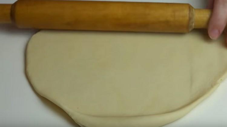 Estirar la masa y cortar las galletas.