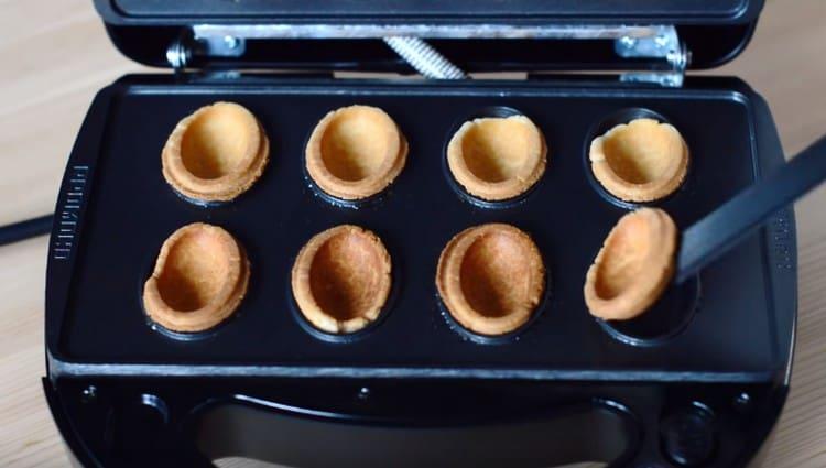 Retire con cuidado las piezas de trabajo del molde.