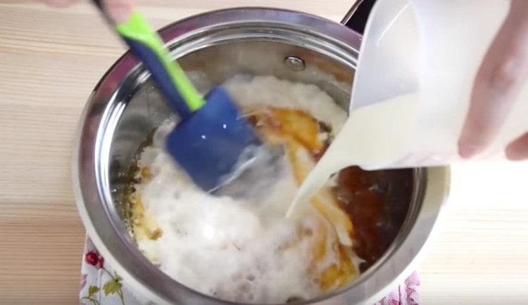 En la masa de caramelo introducimos crema caliente.