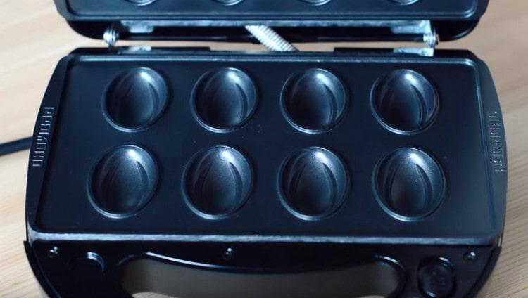 Precaliente la fuente para hornear de nueces.