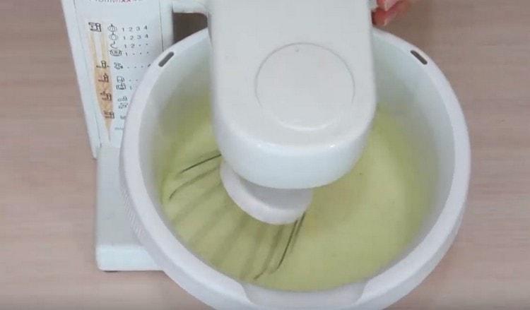 Batir la masa de huevo hasta espléndido.