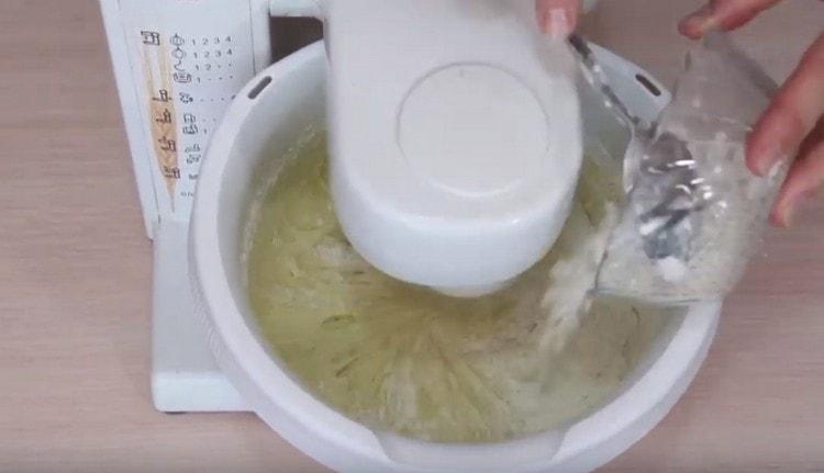 En porciones, introducimos harina en la masa de huevo.