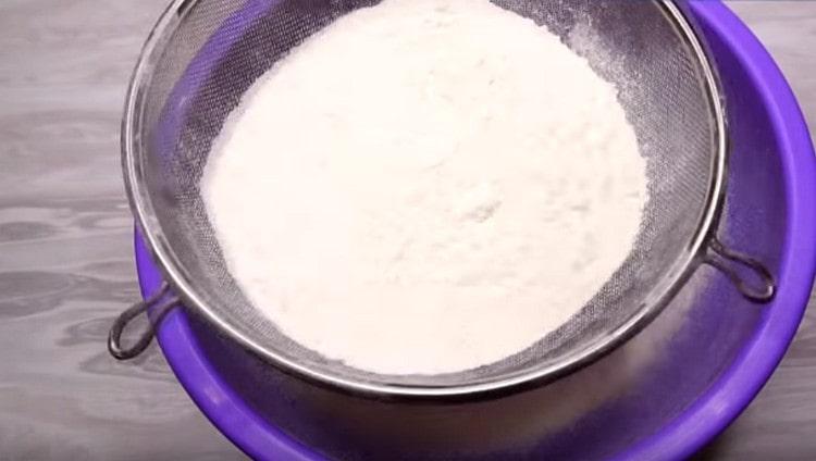 Tamizar la harina en un tazón.