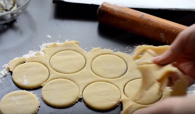 Enlevez l'excès de pâte.