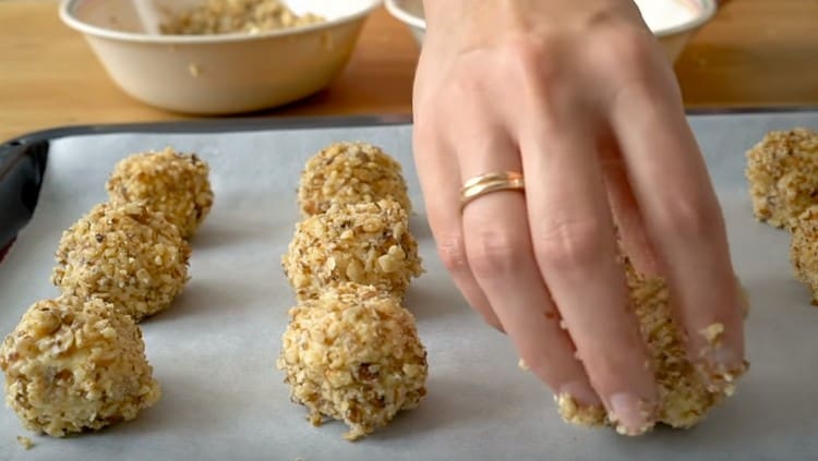 Întindem bucățile rezultate pe o foaie de copt acoperită cu pergament.