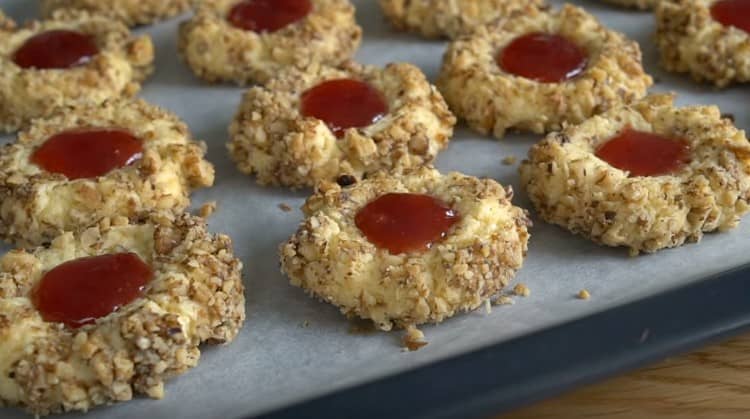 Iată o prăjitură frumoasă cu nuci care poate fi coaptă acasă.