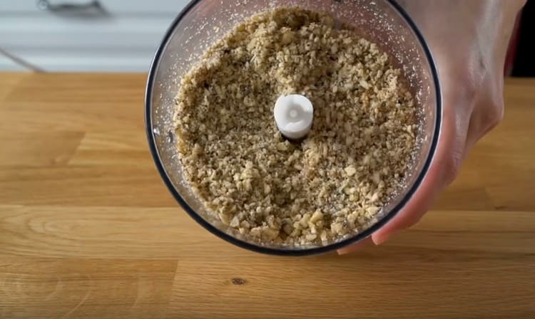 Se macină nucile prăjite în firimituri.