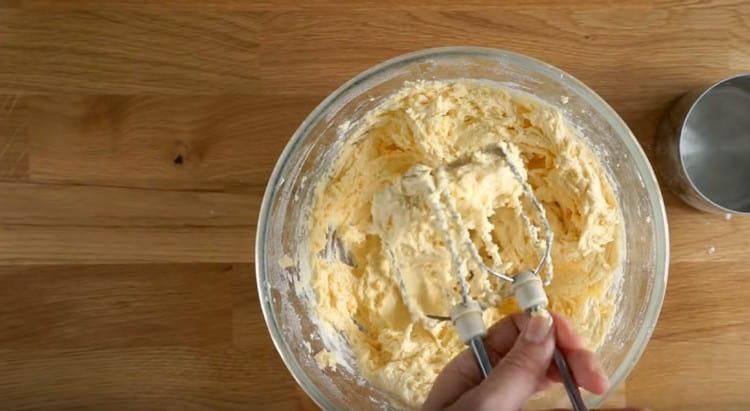 Aluatul nu va fi strâns, mai degrabă lichid.