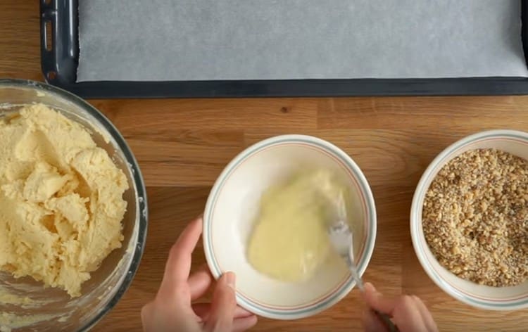 Bateti albusurile usor.