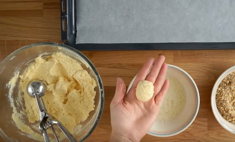 Rotiți mingea din aluat.