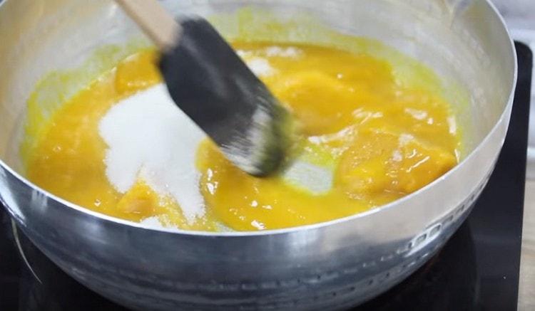 Nehmen Sie eine Marmelade, um die Auflaufform zu füllen.