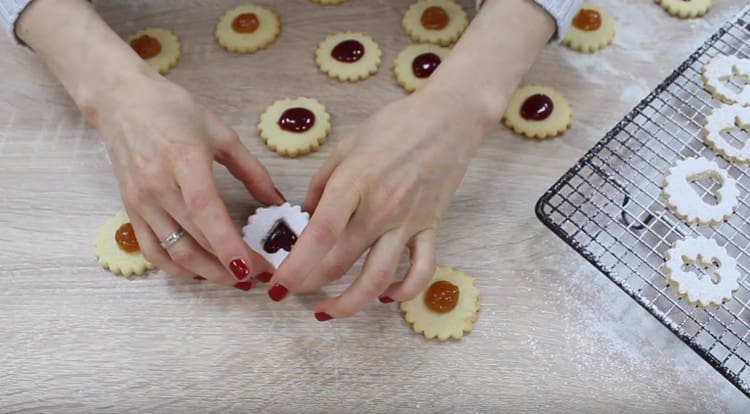 Decken Sie die Marmelade mit den Spitzen und drücken Sie.