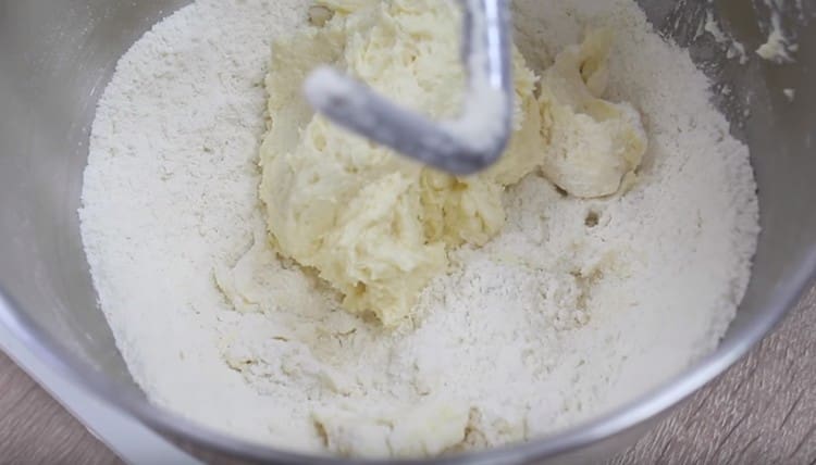 Die Ölmasse mit Mehl vermischen.