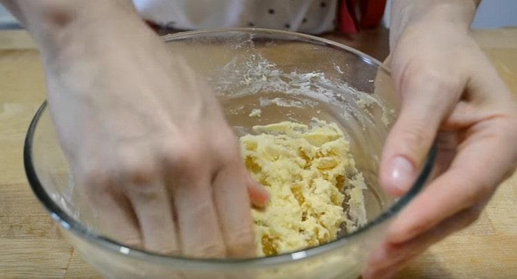 Pétrir à nouveau pour que les raisins secs soient répartis uniformément sur la pâte.