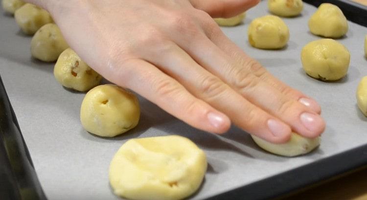 Nous déposons les flans sur une plaque à pâtisserie recouverte de parchemin et appuyons doucement dessus.