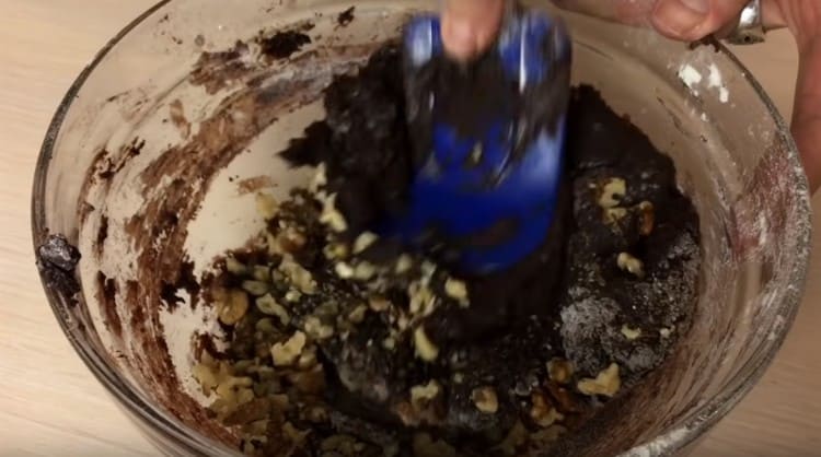 Den sista som blandade valnötter i degen.