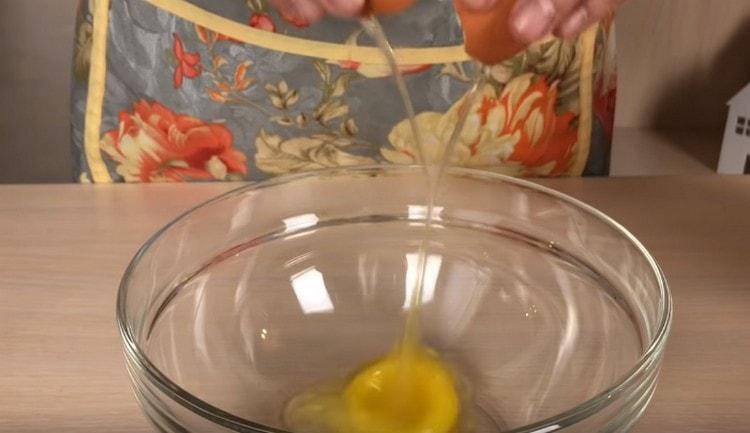 Vi slår ägget i en skål.