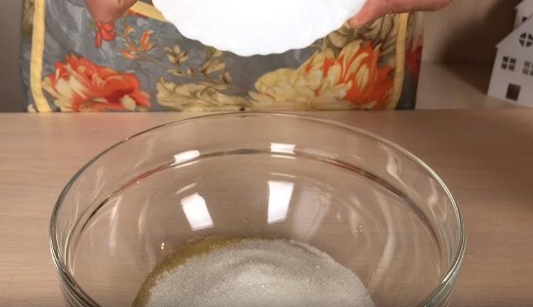 Tillsätt socker i ägget.