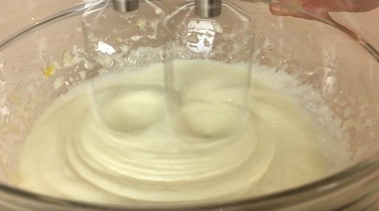 Pisk ägget med socker tills den är frodig, lätt.