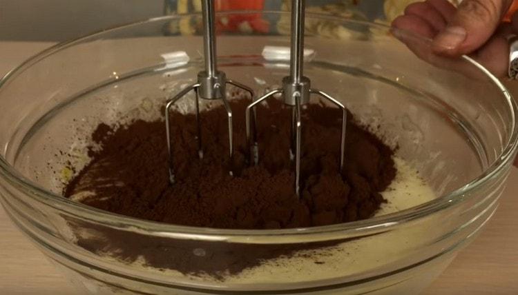 Tillsätt massan kakao och blanda.