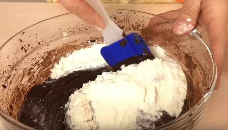 I delar börjar vi lägga till mjöl till degen.