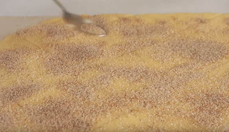 Drys arbejdsemnet med en blanding af sukker og kanel.