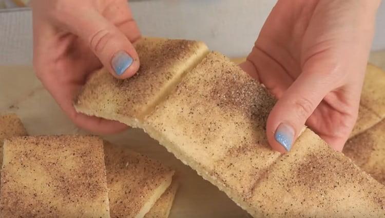 Vi bryder de færdige cookies langs tidligere skårne linjer.