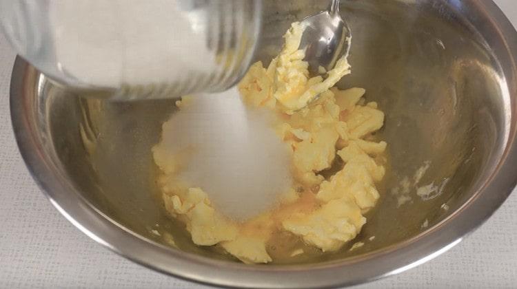 Tilsæt sukker til oljemassen.