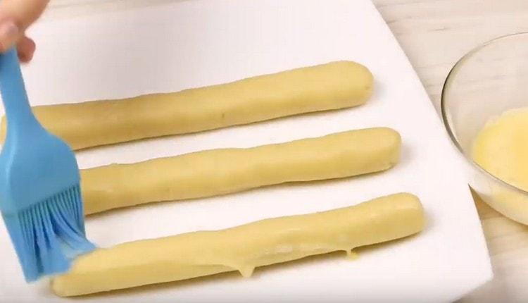 După o jumătate de oră, ungeți cârnații rezultați cu un ou bătut.