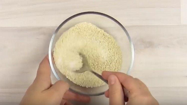 Se amestecă semințele de susan cu zahărul.