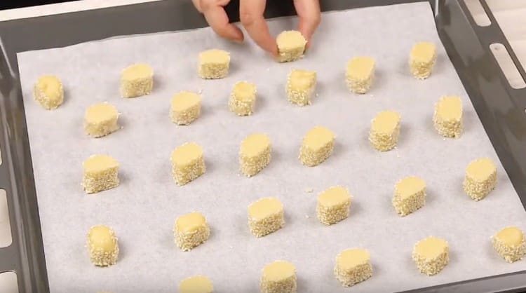 întindem semifabricatele obținute pe o foaie de copt și o trimitem la cuptor.