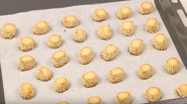 Este important să vă asigurați că cookie-urile cu semințe de susan nu se ard în timpul coacerii.