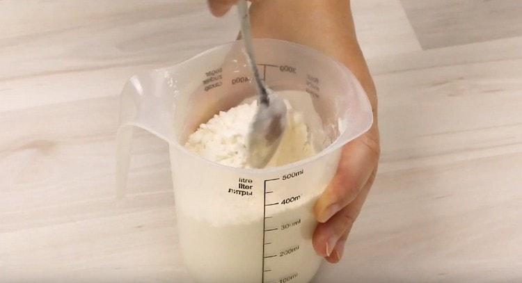 Se amestecă făina cu sarea și praful de copt.