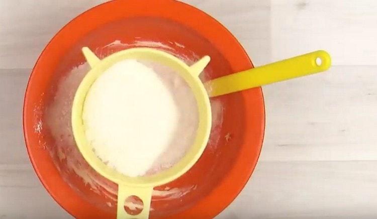Cerneti faina in masa de ulei in parti.