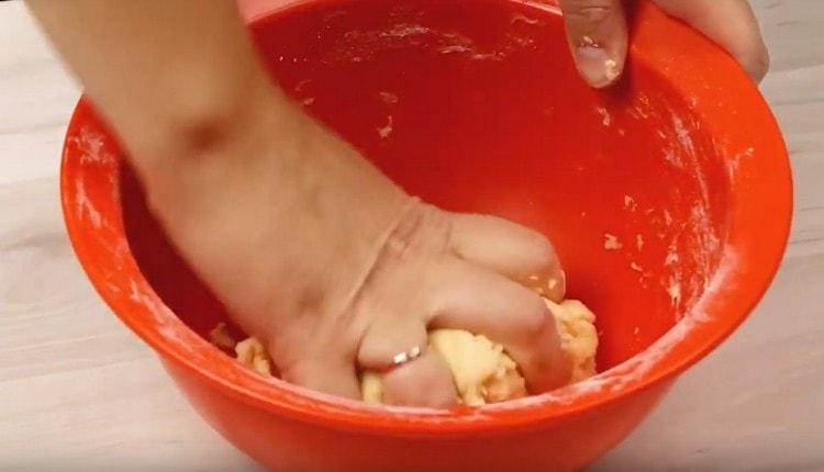 Se frământă aluatul moale pliabil.