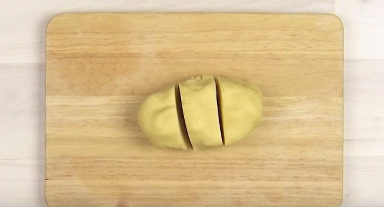 Împărțim aluatul în trei părți.