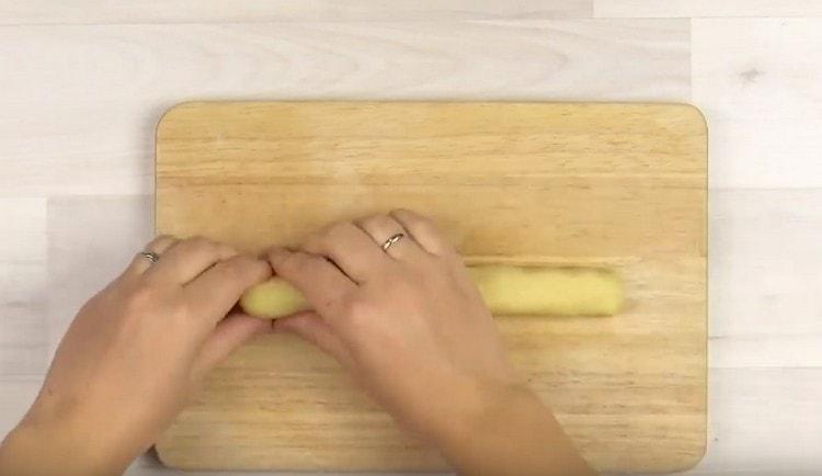 Turnăm fiecare parte a aluatului într-un rulou lung.