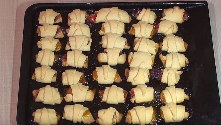 Aici avem o prăjitură atât de delicioasă cu marmeladă.