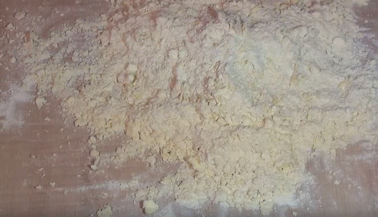 Se macină făina și untul în firimituri.