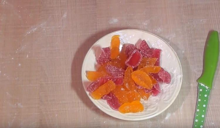 Marmelada tăiată în bucăți mici.