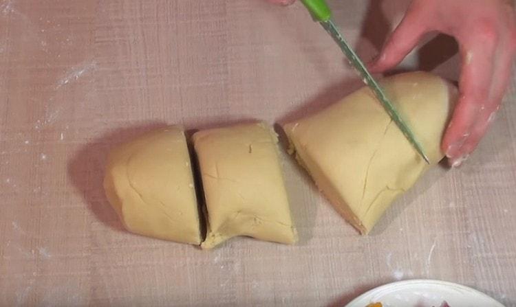 Scoatem aluatul din frigider și îl împărțim în părți.