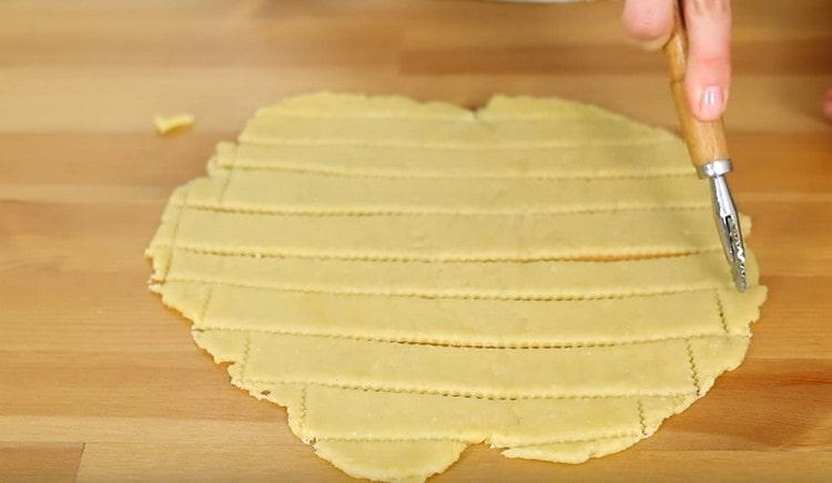 Trim kanterne på de resulterende pinde.