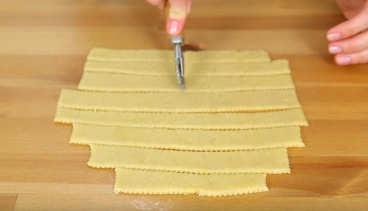 Skær om nødvendigt emnerne i halvdelen, så de ikke er for lange.