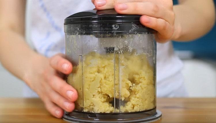 Vi afbryder ingredienserne igen med en blender.