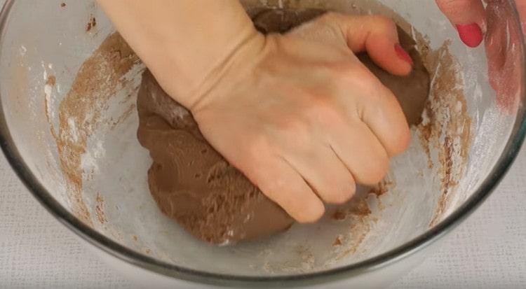 Ang natapos na kuwarta ay magiging malambot at plastik.