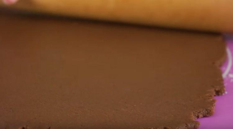 Lubhang sapat na pagulungin ang kuwarta gamit ang isang gum na pin.