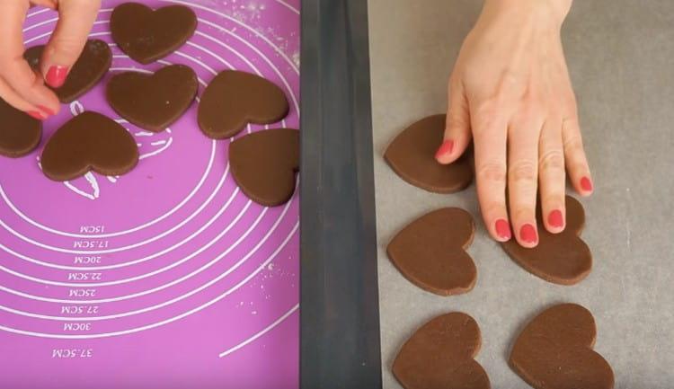 Inilipat namin ang aming mga puso sa isang inilatag na sheet ng baking.