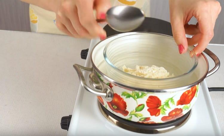 Maglagay ng isang mangkok ng tsokolate sa isang paliguan ng tubig at matunaw ito.