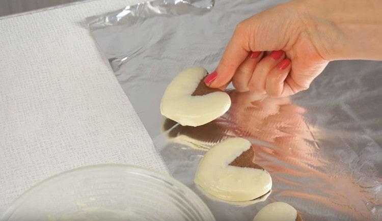 Pinakalat namin ang mga blangko upang matuyo sa foil.