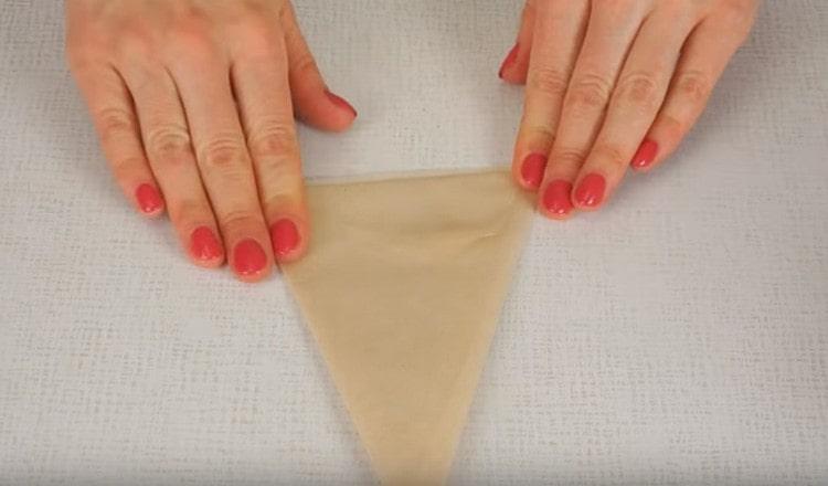 Gumagawa kami ng cornet mula sa pergamino.